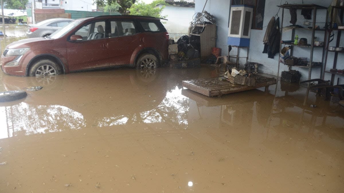 Dehradun News: मूसलाधार बारिश बनी आफ़त, रिस्पना नदी में आई बाढ़