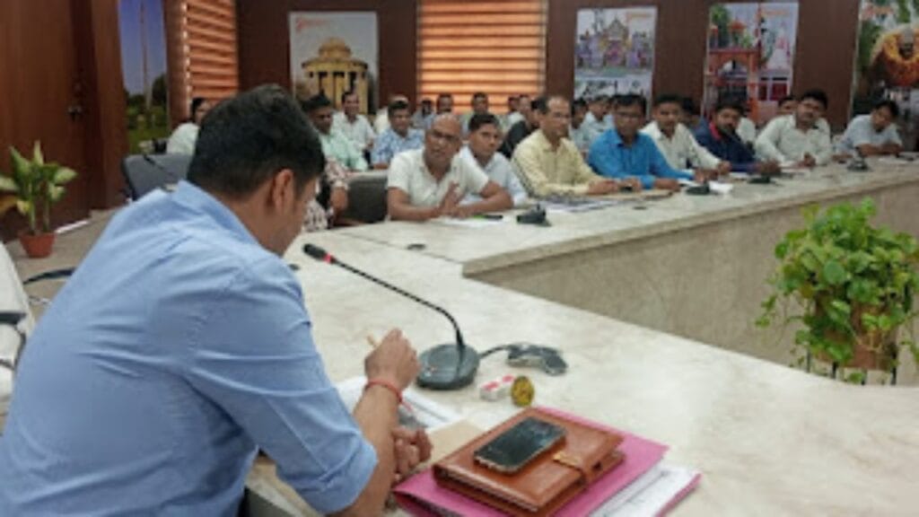 गाज़ीपुर न्यूज़ डीएम ने इन कर्मचारियों के वेतन रोके