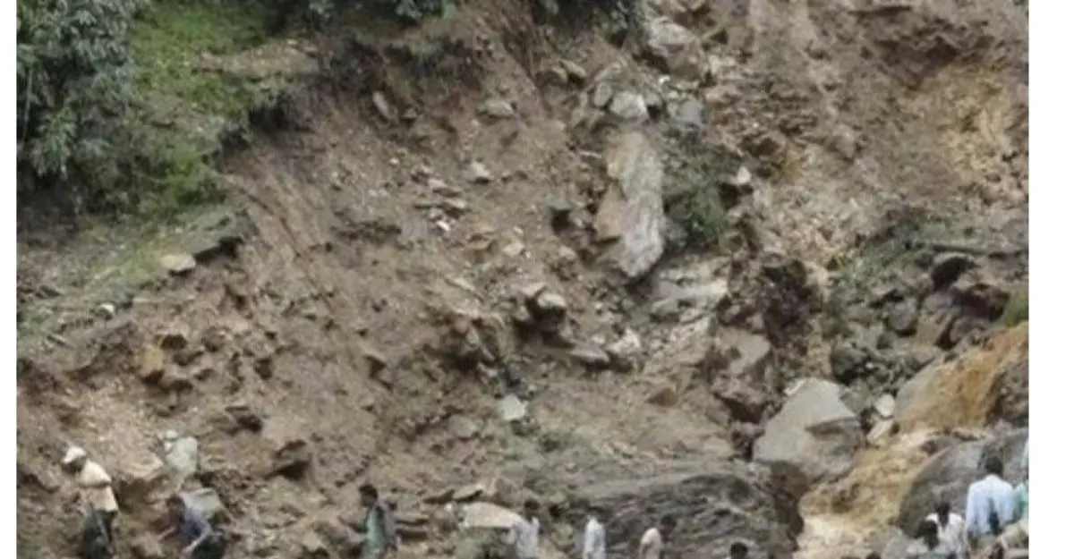 Kedarnath: केदारनाथ यात्रा में बड़ा हादसा: जंगलचट्टी में भूस्खलन से दो यात्रियों की मौत, तीन घायल, एक लापता