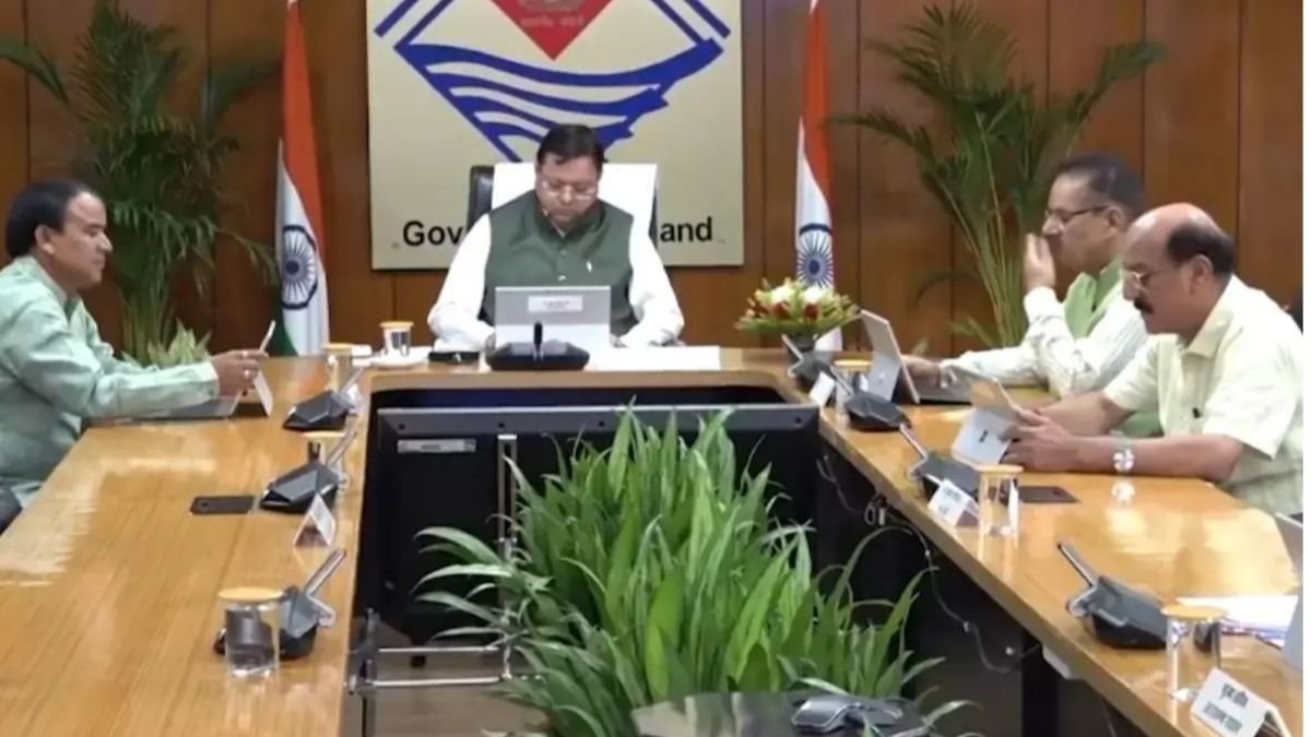 ठराली में पुल गिरने पर इंजीनियरों का निलंबन: लापरवाही पर उत्तराखंड के मुख्यमंत्री द्वारा की गई सख्त कार्रवाई 