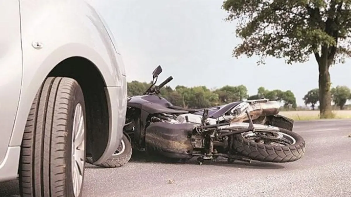 Agra Accident : टैम्पो और बाइक को रौंदती गई कार, दो की गई जान