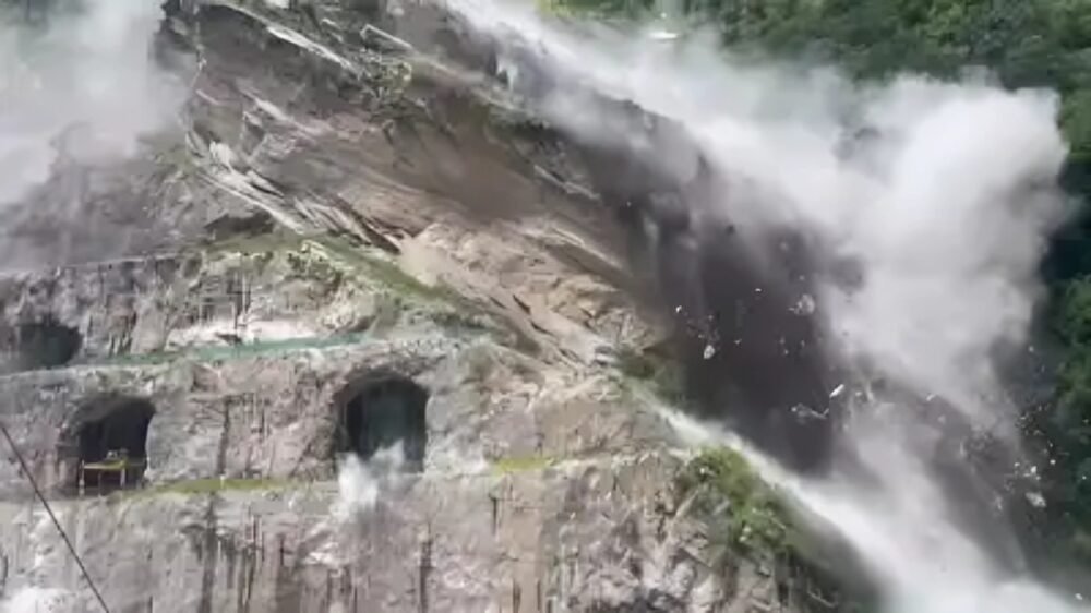 चमोली हादसा: विष्णुगाड़ डेम साइट पर भारी लैंडस्लाइड, 12 मज़दूर घायल