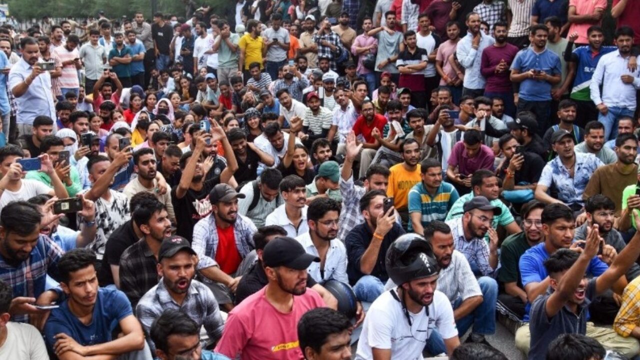 UKSSSC paper leak पर भड़के युवा, परेड ग्राउंड में धरना जारी